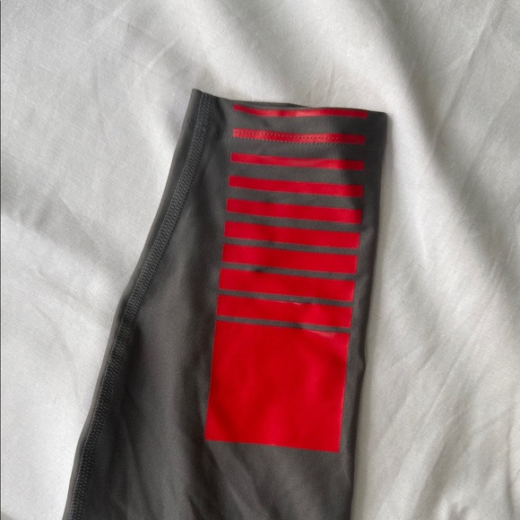 Nike Women’s Patriots Charcoal and Crimson Leggings - Picture 4 of 5